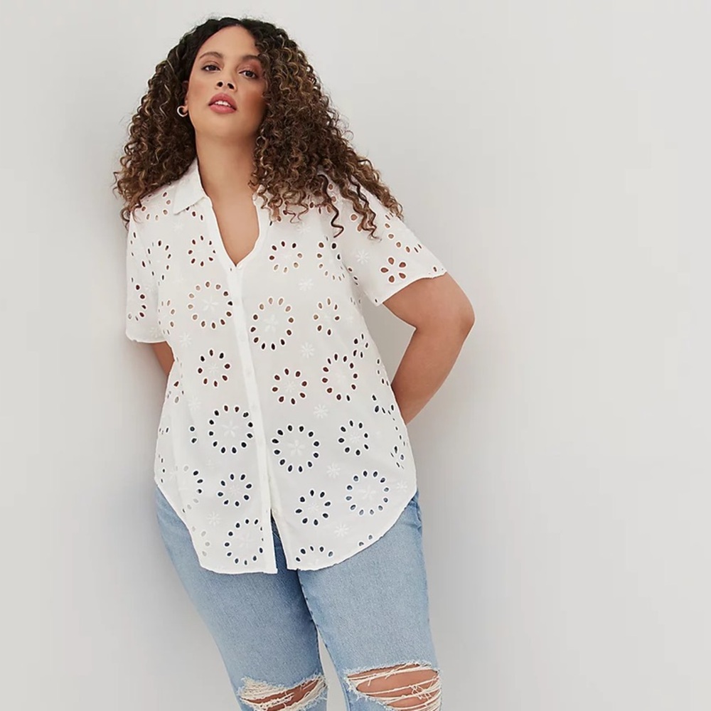 Torrid EYELET BUTTON DOWN SHIRT - CHALLIS WHITE